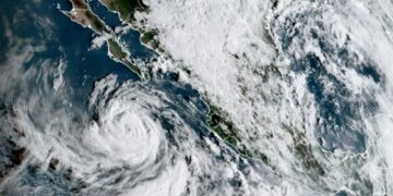 Huracán «Rachel» se debilita a categoría 1, pero se mantiene alerta por lluvias y alto oleaje en el Pacífico