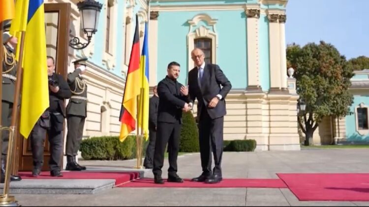 Canciller alemán visita Kyiv y acuerda con Zelenski paquete de ayuda de más de mil 400 millones de dólares