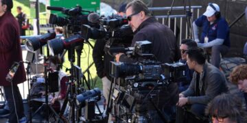 Departamento de Justicia investiga si protesta de medios que cubren la Casa Blanca violó la ley antimonopolio de EU