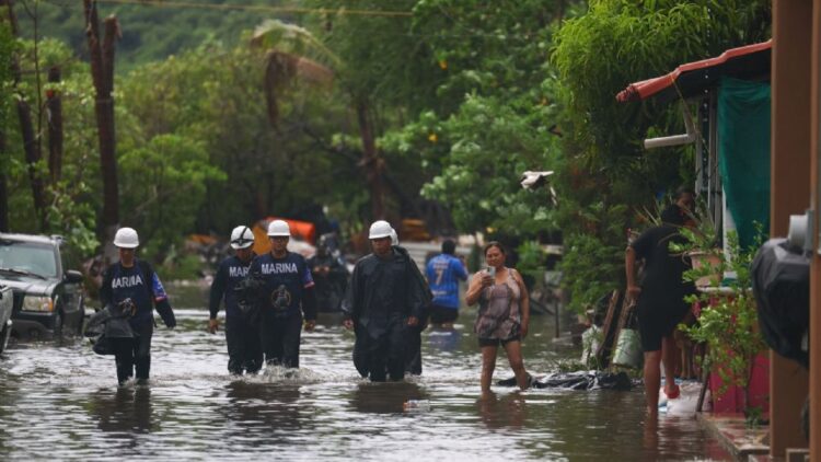 «Simón» se mantiene como huracán categoría 3; tocaría tierra hasta la medianoche del jueves