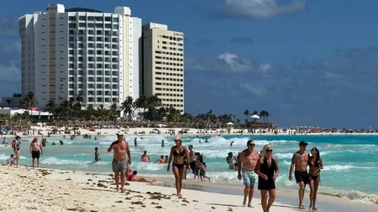 México recibe 1.3% más turistas en agosto, pero caen 6.6% los que viajan lejos de las fronteras