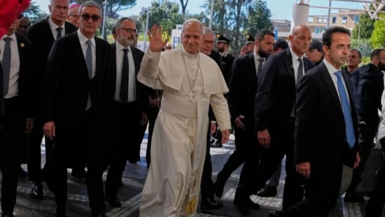 Papa León XIV sale del hospital tras cirugía por cáncer de pulmón y regresa al Vaticano
