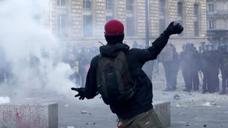 Detienen a 100 personas en París durante protestas sociales y disturbios en Francia
