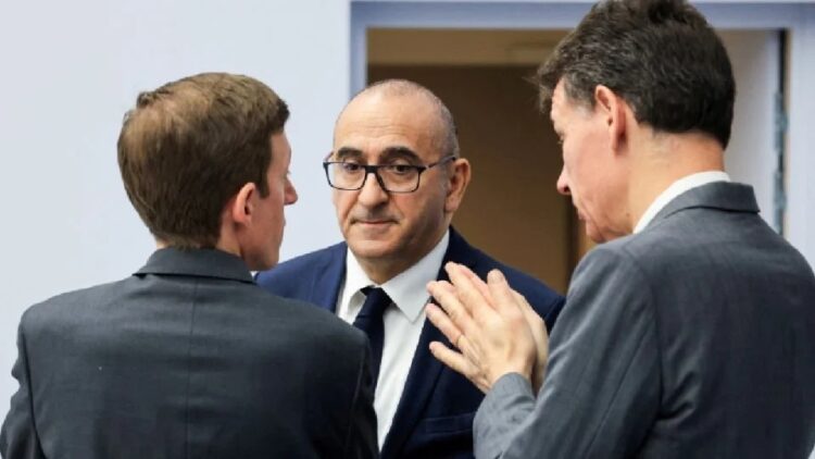 Macron rechaza la renuncia del primer ministro francés y le pide nuevas medidas contra los disturbios