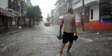 Huracán ‘Trudy’ reforzará lluvias en Guerrero y Oaxaca; ‘Simon’ ya no genera efectos en México