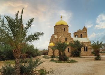Abren fuego contra asistentes a un funeral en una iglesia de Jordania; hay siete muertos