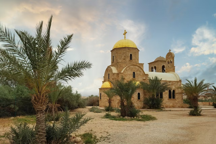Abren fuego contra asistentes a un funeral en una iglesia de Jordania; hay siete muertos