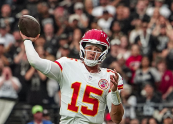 Chiefs sobreviven a Raiders y mantienen paso perfecto en la NFL