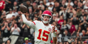 Chiefs sobreviven a Raiders y mantienen paso perfecto en la NFL