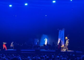 Natalia Lafourcade convierte el Teatro Metropólitan en la habitación de sus sueños