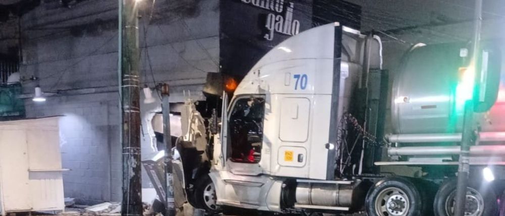 Conductor se queda dormido y choca pipa de agua contra panadería en Santa Bárbara, Iztapalapa