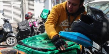 Protestan repartidores por app en el Congreso de la CDMX contra propuesta para prohibir el transporte de pasajeros en moto